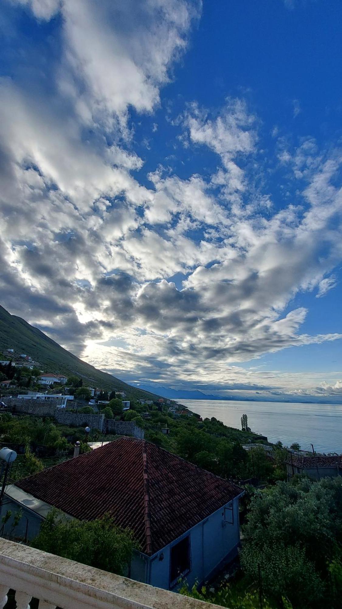 R&R Gesthouse Hotel Široka Kültér fotó