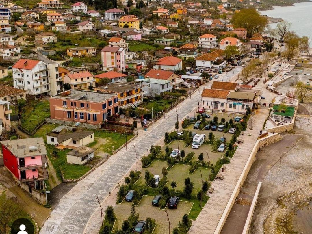 R&R Gesthouse Hotel Široka Kültér fotó