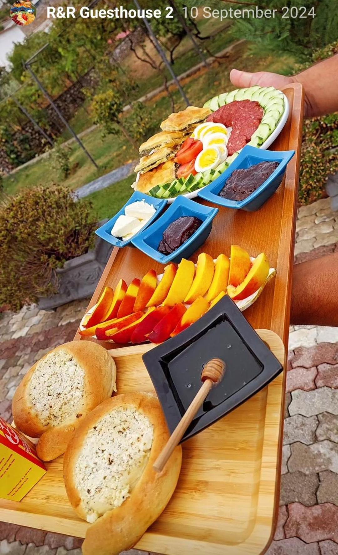 R&R Gesthouse Hotel Široka Kültér fotó