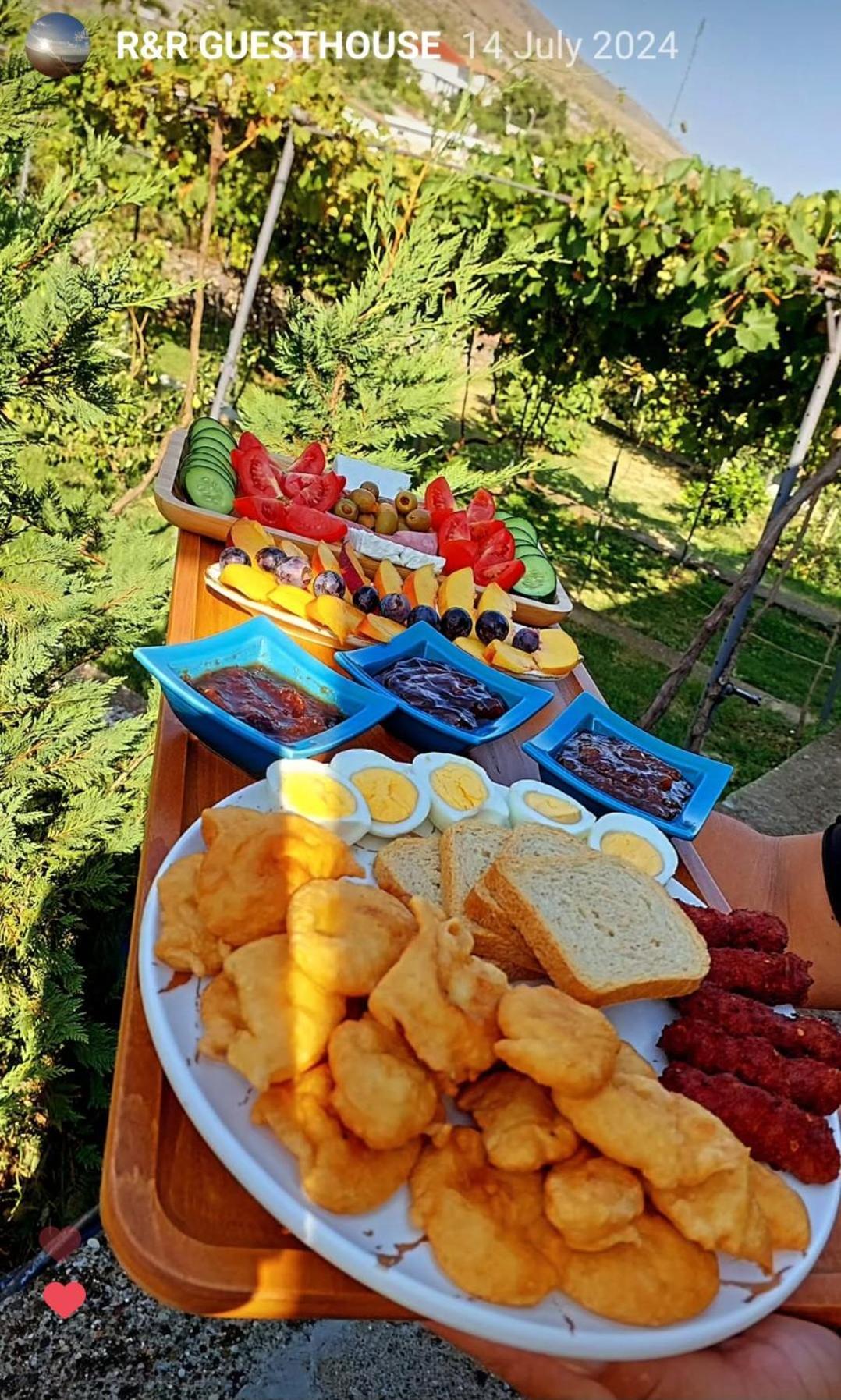 R&R Gesthouse Hotel Široka Kültér fotó